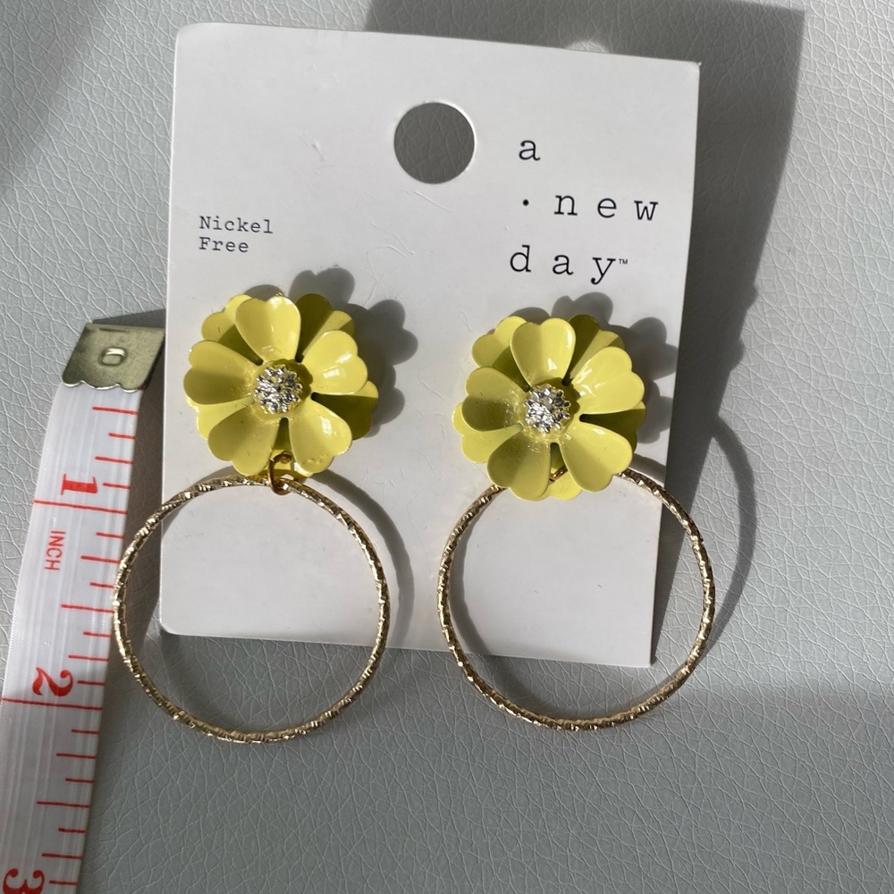 A NEW DAY earrings with yellow floral and hoop design 🌼⭐️🟡 - Picture 4 of 5